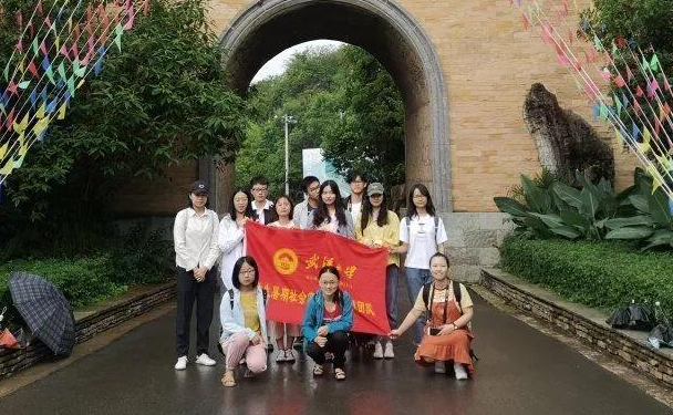 喜讯|第一版主
实践队荣获团中央“镜头中的三下乡”成果遴选活动“优秀视频”奖